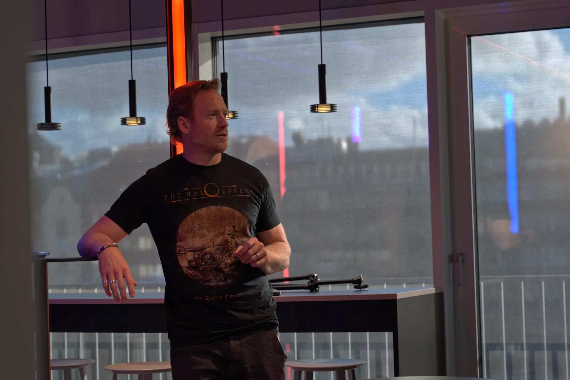 Viktor Gold hosting the afternoon by the windows