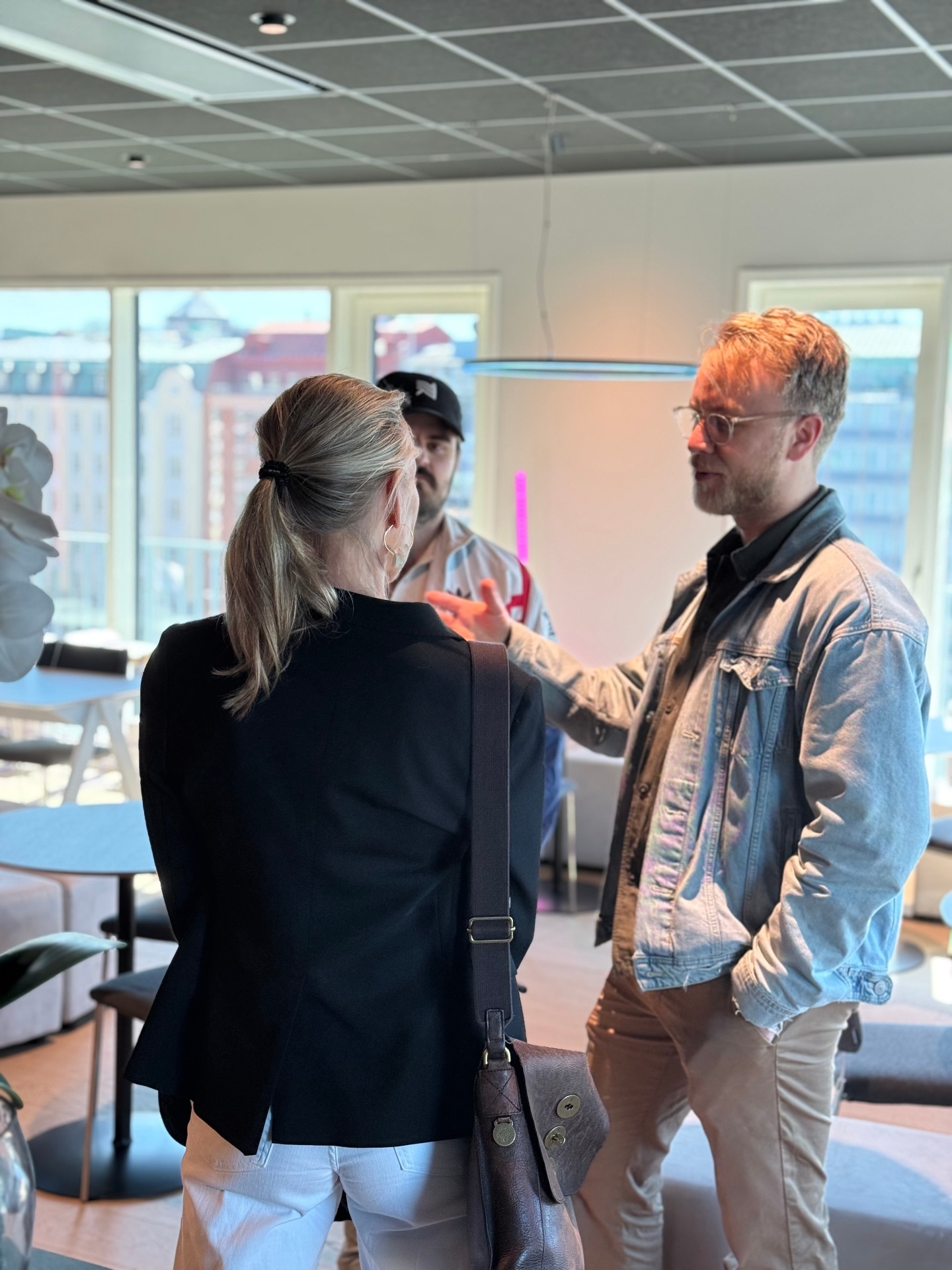 Two founders in a side conversation between sessions